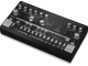 BEHRINGER - Sintetizzatore analogico di bassi con Step sequencer, Filtro risonante e arpeggiatore
